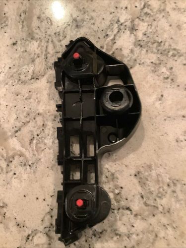 2018-20 toyota camry front bumper left hand side retainer. part # 52536-06210
