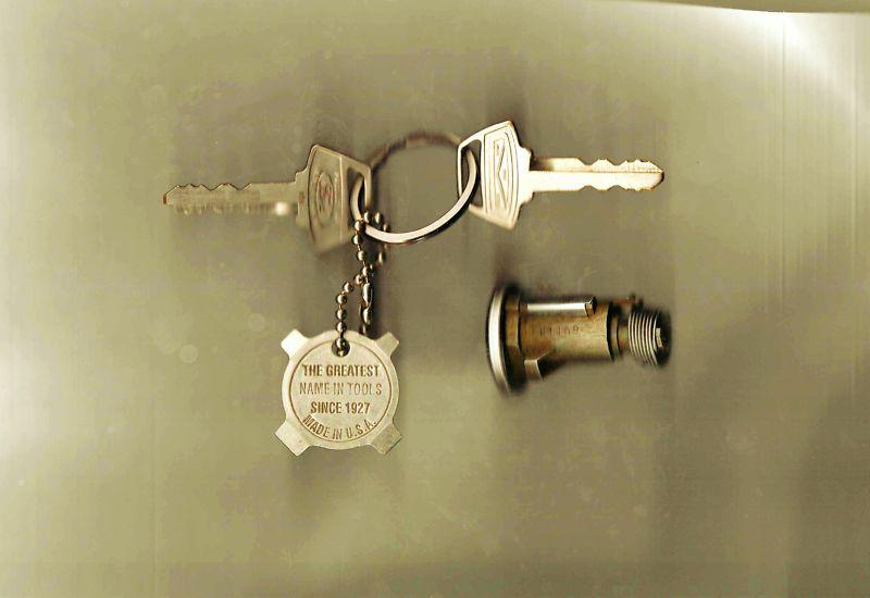 Trunk lock ford galaxie + 2 logo crest keys 65 66 67 plus bonus