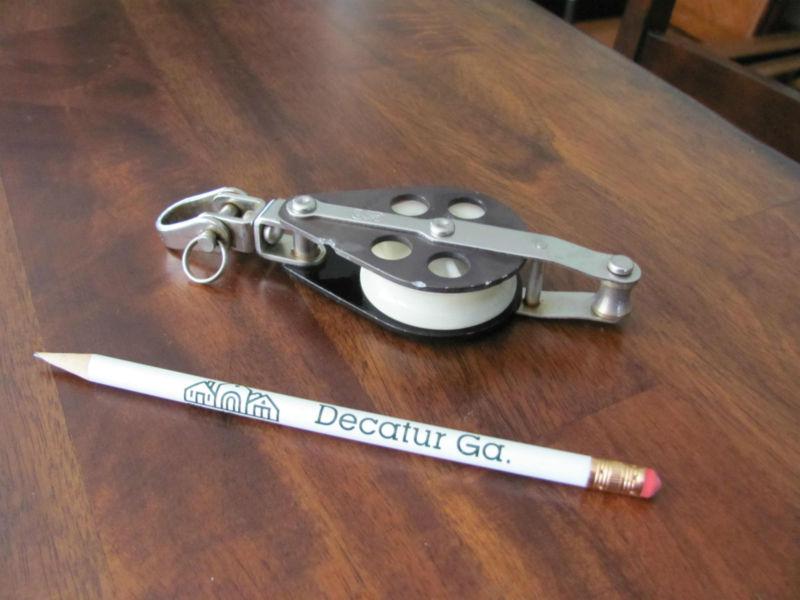 Schaefer block with becket and swivel shackle