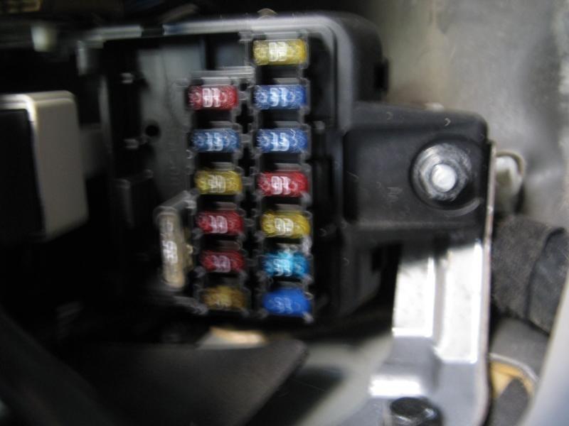 01 02 volvo s40 fuse box interior under dash 1.9t