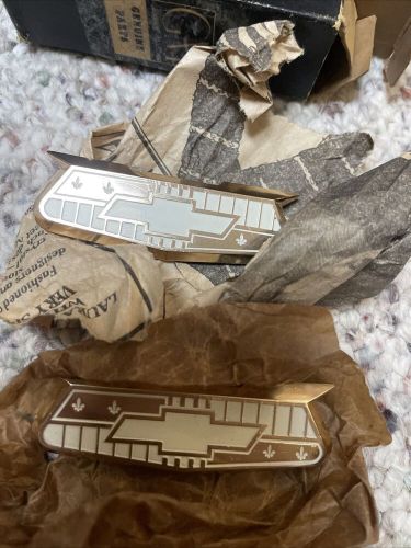 NOS 1957 Chevrolet Belair Gold Crests 4692819, US $200.00, image 2