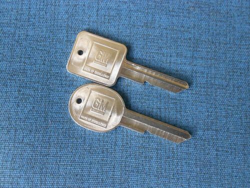 2  gm logo nos "c" ignition "d" door trunk key blanks 320652 - 320653