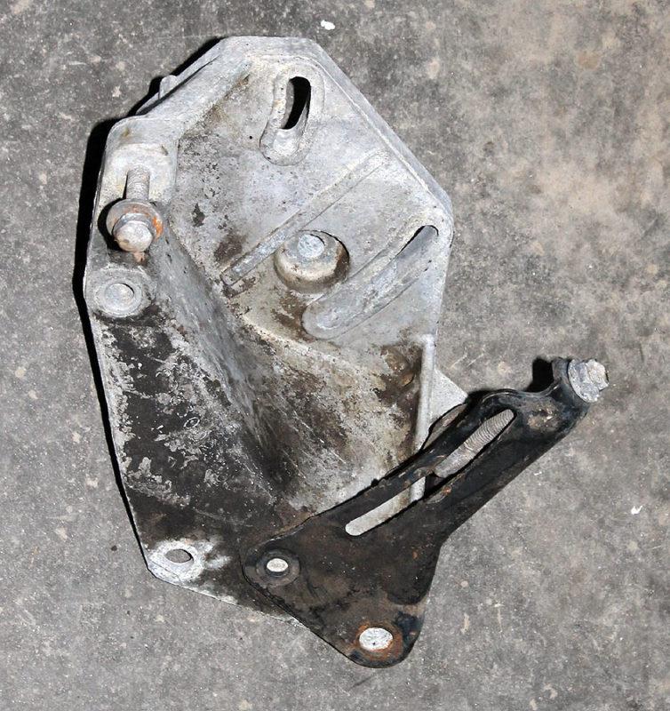 Sell Jeep Wrangler Factory YJ 2.5L 2.5 power steering pump bracket