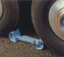 Bergner lok-chock self locking tandem wheel security for travel trailers & fw