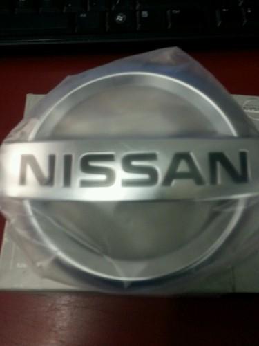 62890-jm00a nissan rogue grille emblem