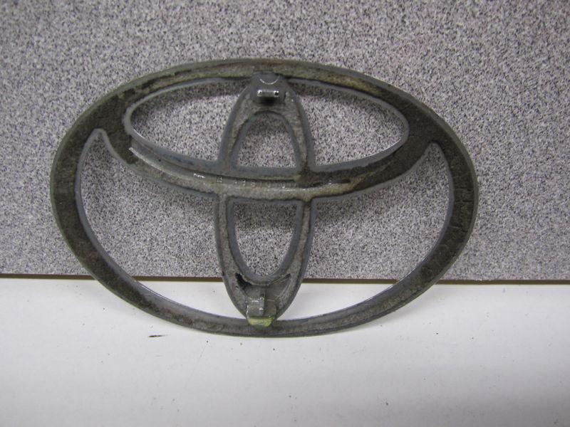 Toyota emblem ornament chrome w/ tabs