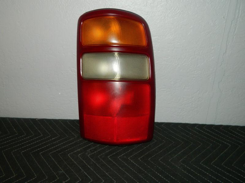 Oem 2000-2003 tahoe/suburban/yukon right/passenger tail assembly