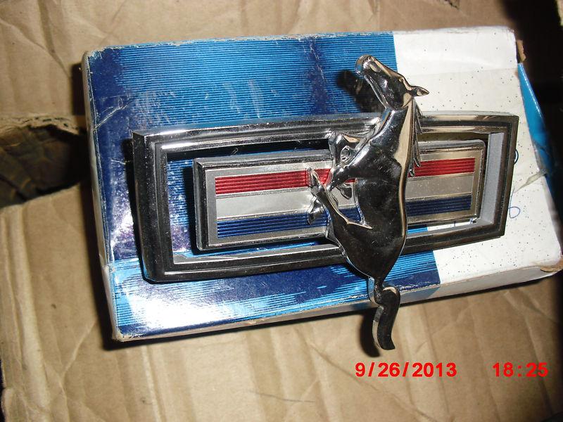 1970 mustang nos center grill emblem-d0zz-8213-a