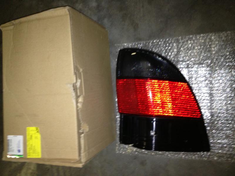 Find New Genuine OEM Saab 95 5DR Rear Fender Tail Light Assembly (Passenger) 4914669 in San