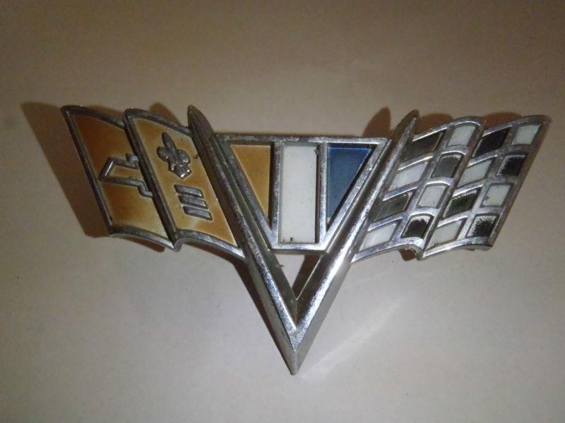 Vintage 1964-1967 gm corvette stingray chevrolet v-8 car emblem 
