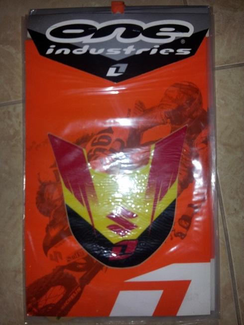 One industries.....front fender graphic.........suzuki