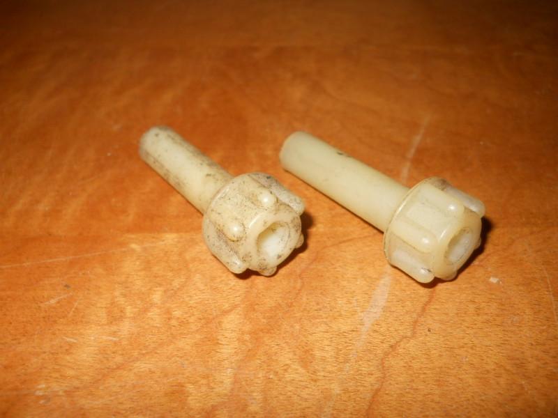 Alfa romeo gtv 6 pair original plastic taillight lens retainers