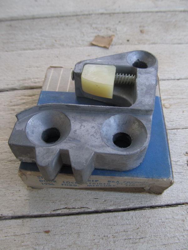 Nos ford 1956 rignt hand door lock striker plate fomoco b6a-7022008-a 