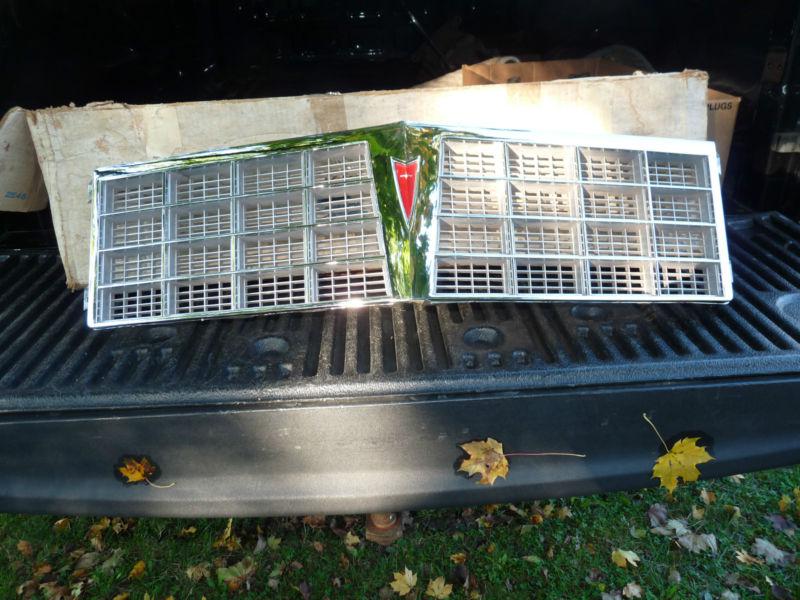 Nos gm 1977 pontiac bonneville brougham grille
