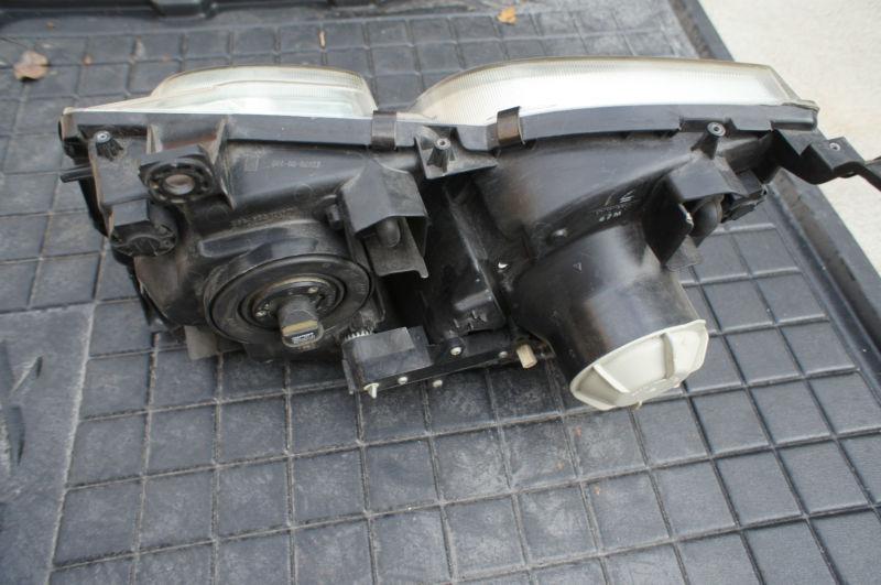Find LEXUS LX470 1999 RIGHT headlight OEM in Lawrenceville, US