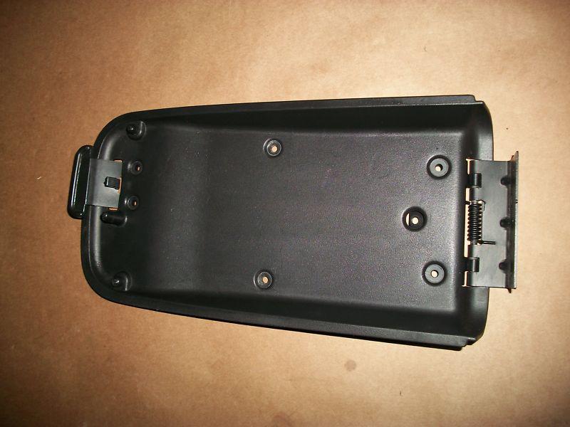 02-09 chevy trailbazer envoy center console lid hinge black portion with latch