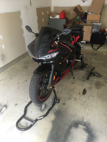 Black and red 2003 yamaha r6 motorcycle