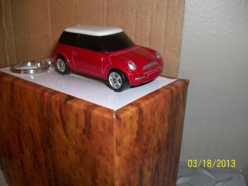 2004    custom mini cooper keychain  fob scale  1:64 red and white top