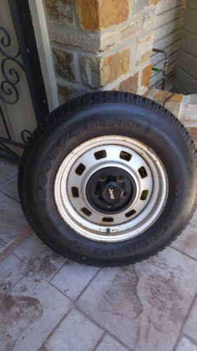 Jeep wheel with nice goodyear wrangler and center cap from 2000 jeep wrangler