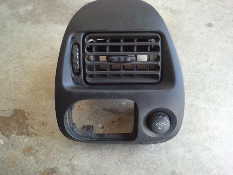 Sell 1996 geo prizm driver side dash vent in Fort Worth, Texas, US, for