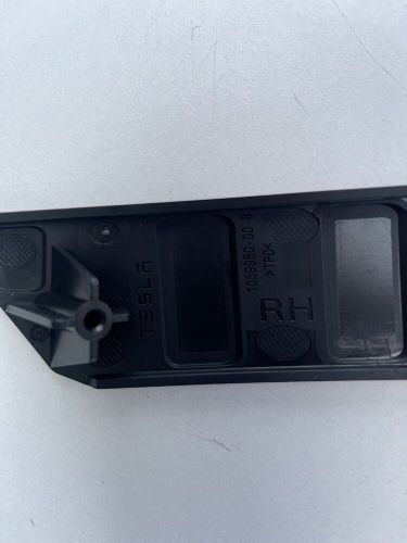Tesla model s  front right lower fog lamp cover bracket 2016-2020 1059980-00-b