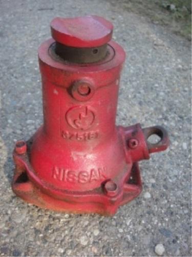 Purchase Vintage 375161 Nissan Datsun 1.5 Ton Bottle Jack in Grand Rapids,  Michigan, US, for US $25.00