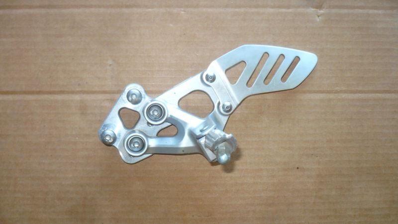 2007 GSXR750 Left Foot Peg and Bracket OEM GSXR 750 600 06 07, US $45.00, image 2