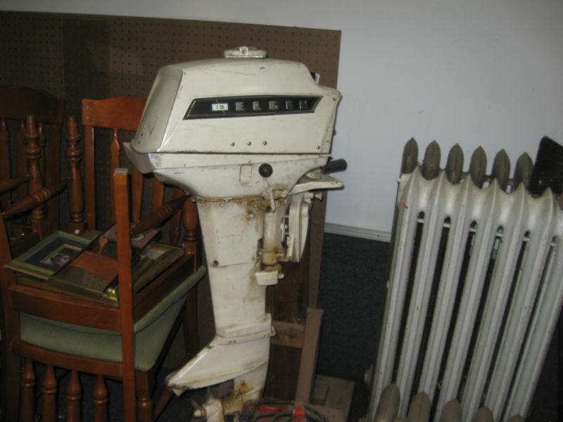 Vintage elgin boat motor, runs good, 3 fuel tanks included