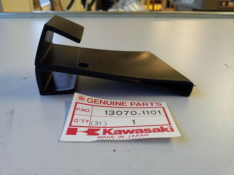 Kawasaki zx750 gpz 750 a -83 harness & cable guide 13070-1101 nos