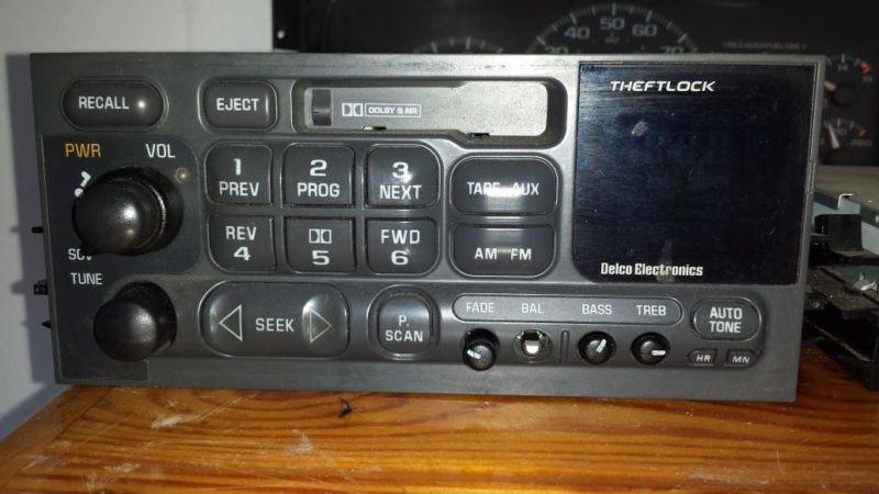 1997 chevrolet suburban am/fm radio cassette player and cd player