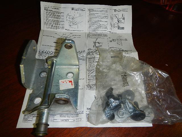 Gm chevrolet  front door hinge # 12475676  ***nos***