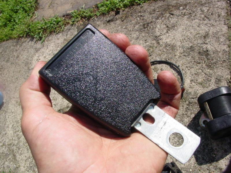 Mercedes w123 300CD right front seat belt receptacle receiver latch clasp catch, US $44.99, image 2