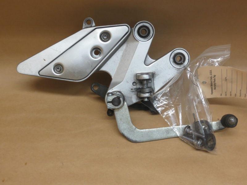 04 2005 2006 2007 yamaha fz6 fz600 right rear set front foot peg bracket oem 