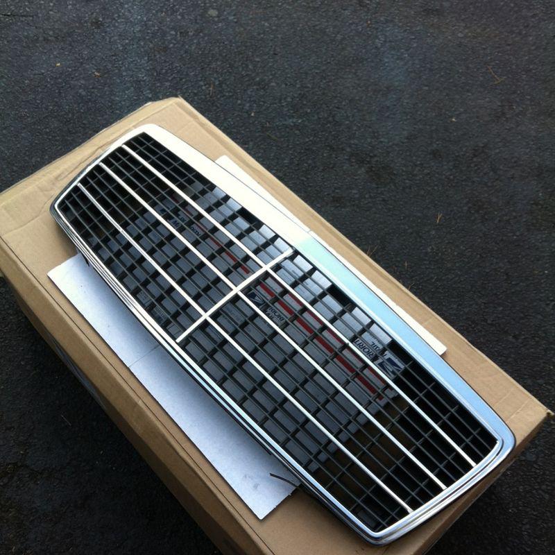 Mercedes grill  chrome/gray  95 s420 sedan oem used good condition free sh