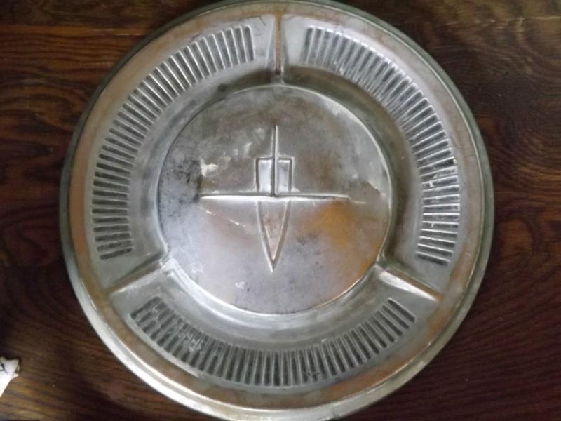 1- oldsmobile 10 1/2" hubcap 