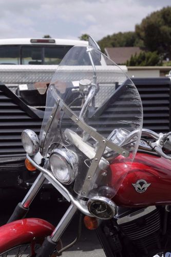 Motorcycle windshield w/universal triple tree brackets