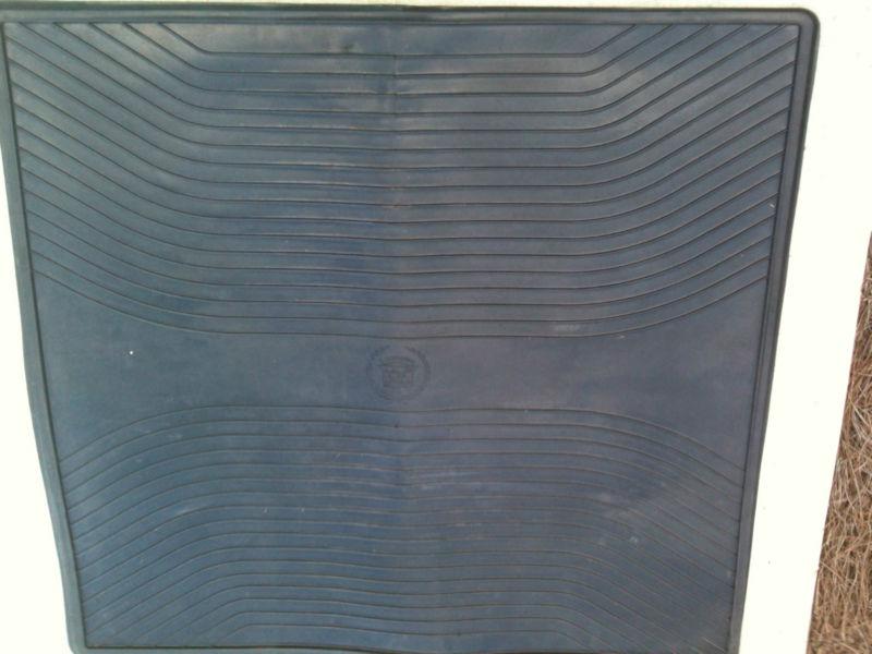'06 cadillac sts black rubber & grey carpeted cargo /trunk area floor mat w/logo