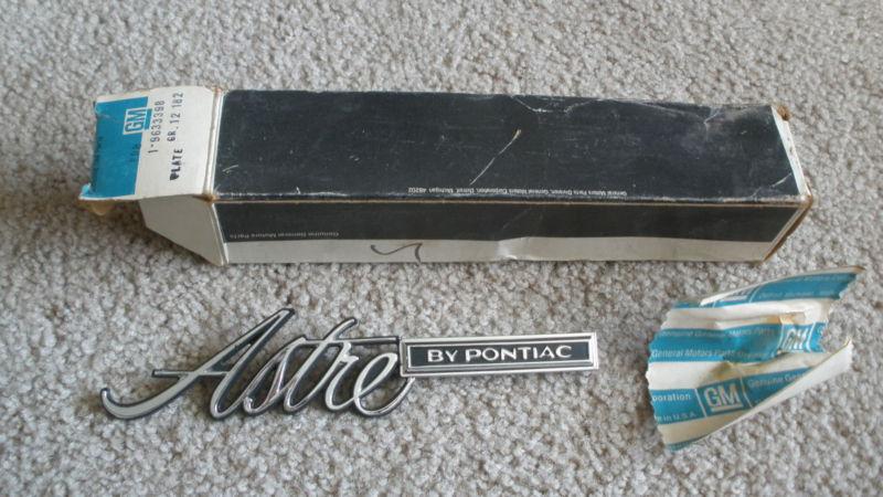Nos new in box pontiac astre rear body emblem 9633398