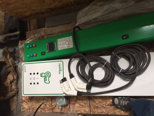 Schneider evlink ev230pdr dual pedestal evse charging station with j1772