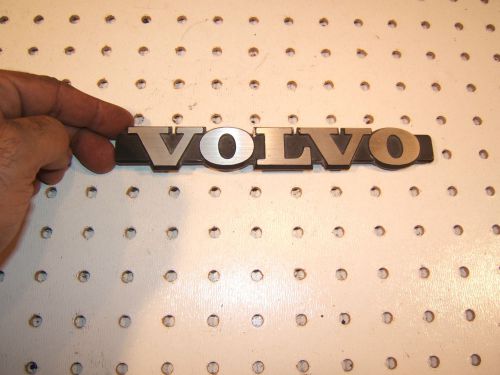 Volvo 1981 244gl sedan rear trunk lid black / silver metal volvo oem 1 emblem
