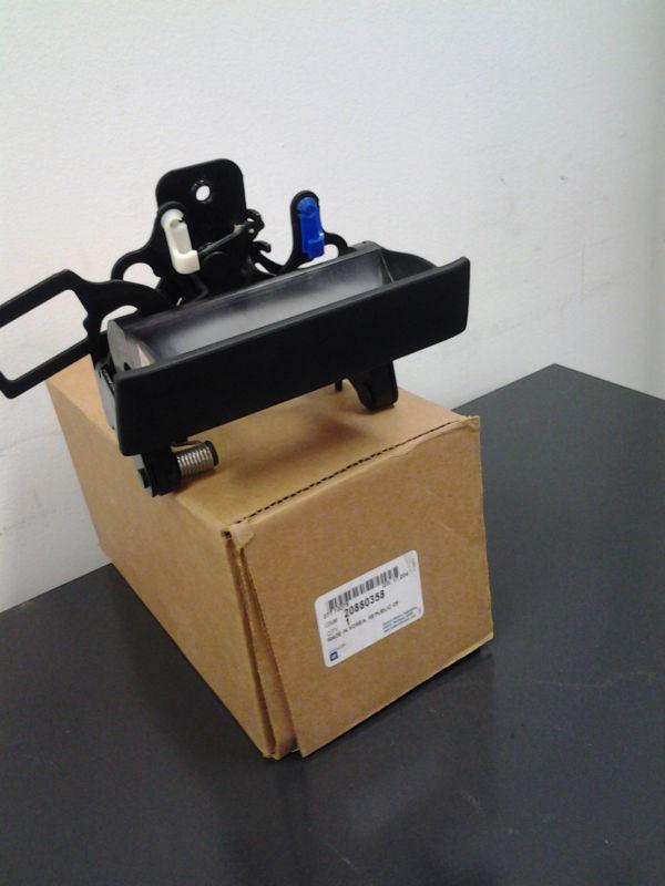 Buy GM TAILGATE HANDLE WITH LOCK LEVER SILVERADO SIERRA 20880358 in