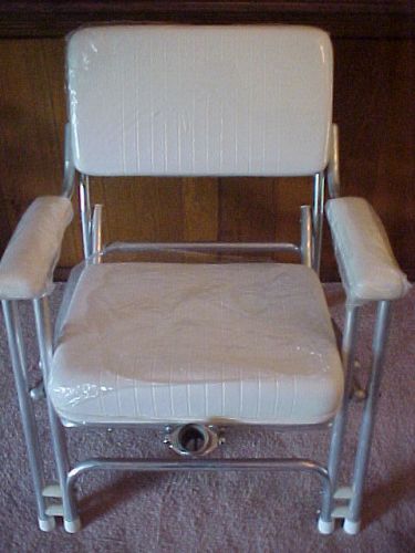 Garelick white folding deck chair - excellent condition - pick-up only!!!