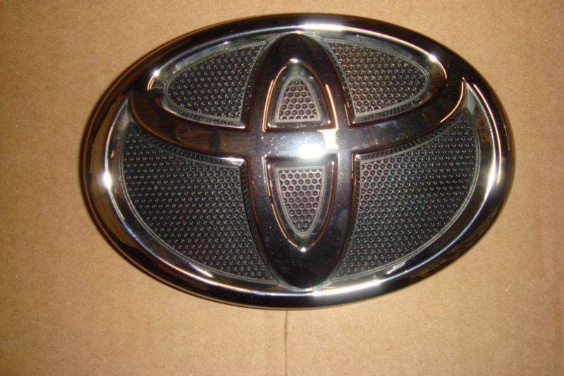 07 camry grill emblem