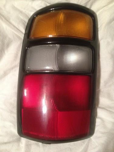 04 05 06 suburban tahoe yukon taillight left driver like new taillamp rear brake