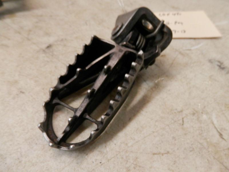 2003 honda crf450r  left footpeg w/ mount 