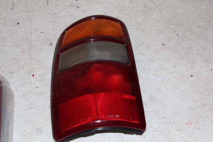 2001 2002 2003 chevy tahoe oem driver's side taillight --- free shipping