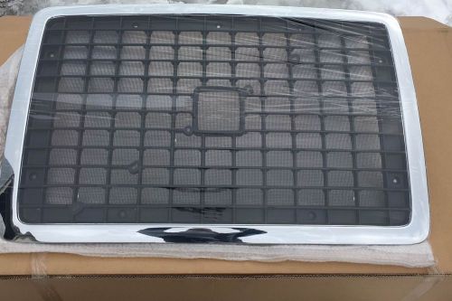 Volvo vnl grille chrome/black center w/ bug screen brand new!