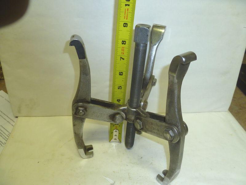 Newbritian   3 jaw  reversible   puller # p-139-d   very  nice  ready  to  use