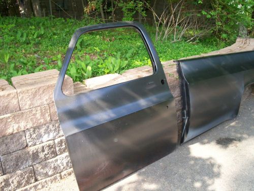 Chevy gmc nos left bedside and door for a pick up truck nos 8 ft bed