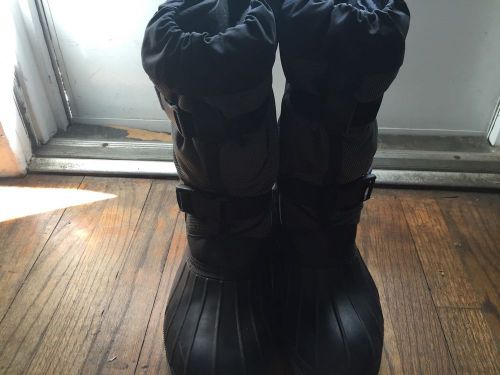 Baffin snowmobile boots unisex (women&#039;s size 11 men&#039;s size 9)